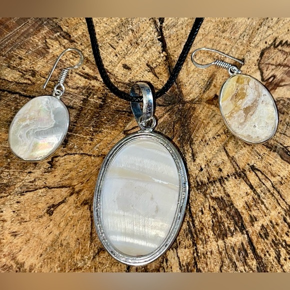 Mother of Pearl Pendant & Earrings - Picture 4 of 7